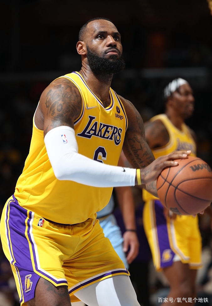 星空体育-刚刚！广东宏远状态回暖阿扎伦卡在湖人比赛中连败，里程碑夜布莱顿完成体检(哈登恢复巅峰快船交易伦纳德)