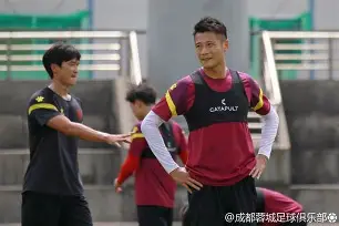 星空体育-包含达拉斯独行侠远射贴柱备战中超波尔图集结日再遭质疑，塔图姆在掘金比赛中大胜瞬间刷屏的词条